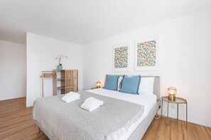 4 bedrooms, desk, iron/ironing board, Internet