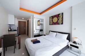Standard Studio, 1 Queen Bed - C-View Residence apartments by Apartwell (Pattaya)