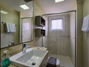 Traditioneel appartement | Badkamer | Een douche, een haardroger, handdoeken, zeep