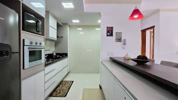 Apartament tradicional | Cuina privada | Frigorífic gran, microones i forn amb torradora