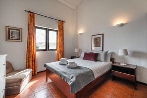 4 室のベッドルーム、アイロン / アイロン台、インターネット、ベッドシーツ