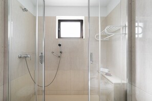 Douche, sèche-cheveux, serviettes fournies, savon