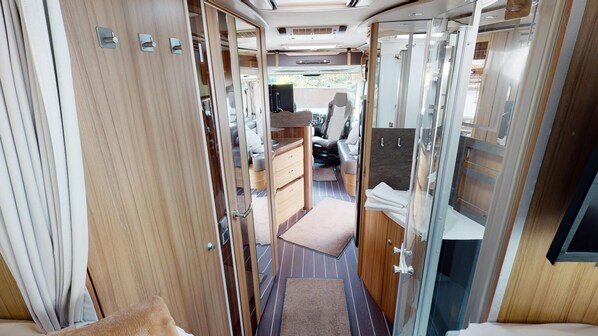 1 bedroom - Wohnmobil Knaus Sun i 900 LEG - Großer (Laboe)