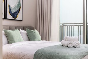 Elite-Apartment, Balkon, Meerblick | 2 Schlafzimmer, individuell dekoriert, Bügeleisen/Bügelbrett