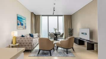 Apartamento elite, sacada, vista para o mar | Área de estar | Smart TV 55 polegadas com canais a cabo, Netflix, serviços de streaming