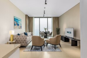 Elite-Apartment, Balkon, Meerblick | Wohnbereich | 55-Zoll-Smart-TV mit Kabelempfang, Netflix, Streaming-Dienste