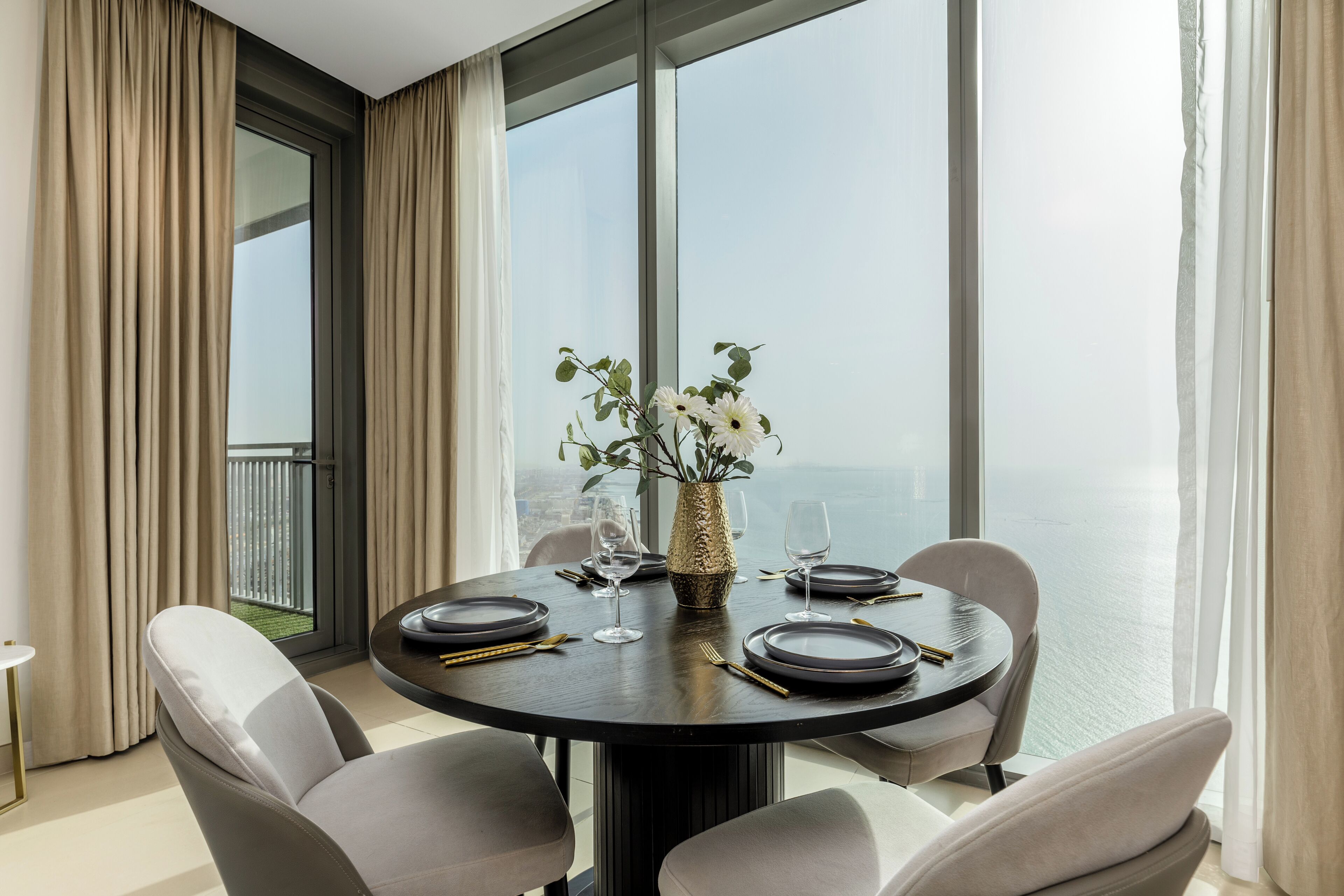 Appartement Élite, balcon, vue mer | Salle à manger