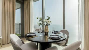 Appartement Ălite, balcon, vue mer | Salle Ă manger