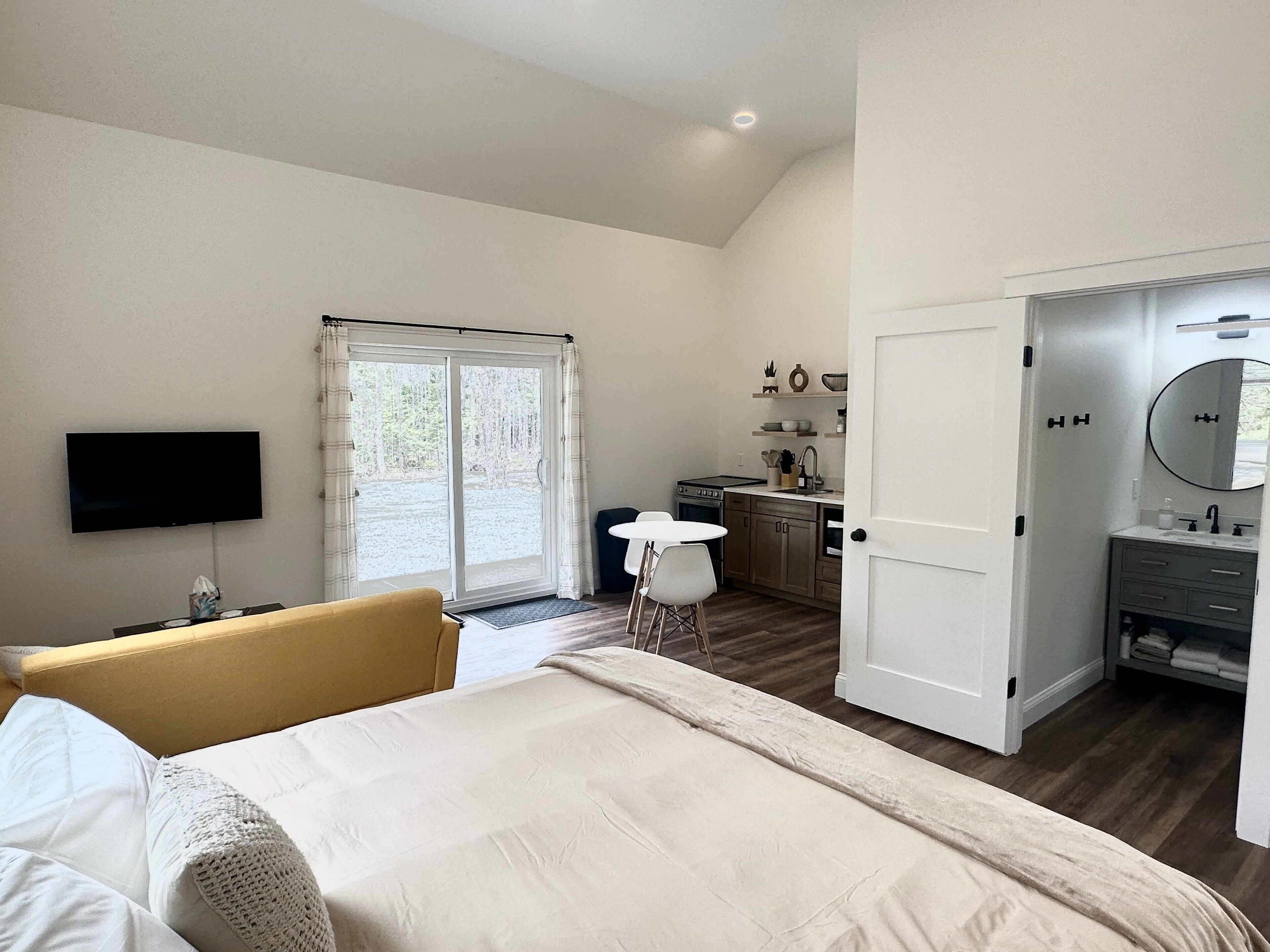 Quiet New Build Ellsworth Studio! [Grandview Nook]