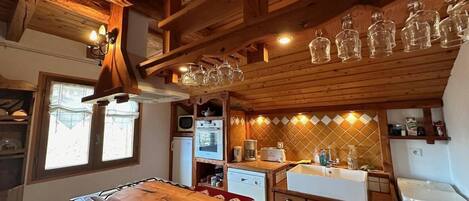 Microwave, oven, dishwasher, coffee/tea maker