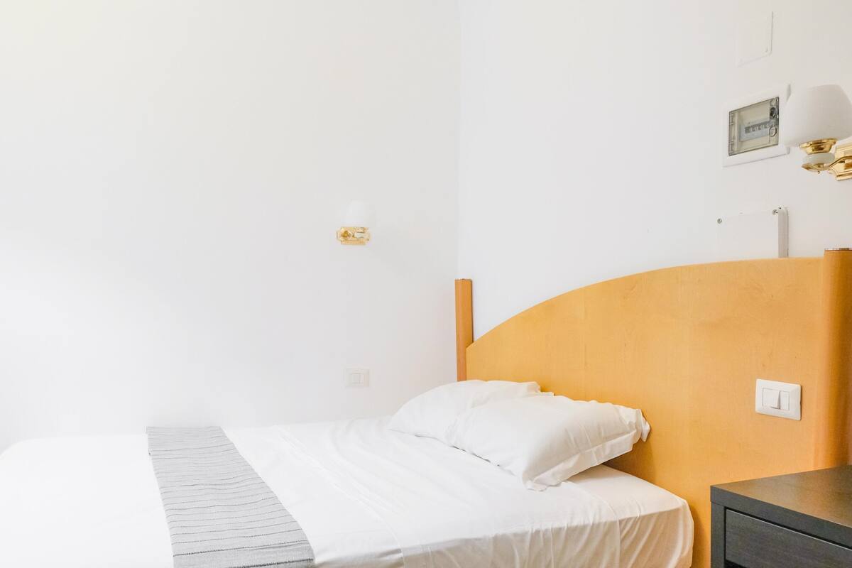 Habitació econòmica | Escriptori i wifi gratuïta 