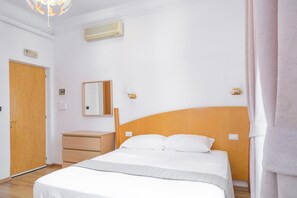 Deluxe Room | Desk, free WiFi