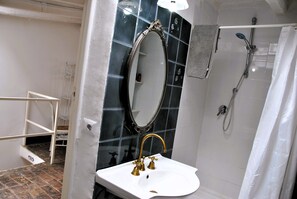 House, 1 Bedroom, Smoking, Fireplace | Bathroom - Il Giardino dei Limoni Casa nel Borgo (Formia)
