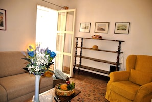 House, 1 Bedroom, Smoking, Fireplace | Living room