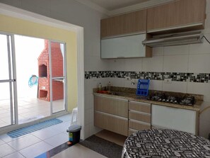 Fridge, microwave, oven, stovetop - Linda Casa em Condomínio Fechado 3 Min. à pé da Praia Litoral Sul Itanhaém/sp (Cibratel II Itanhaém)