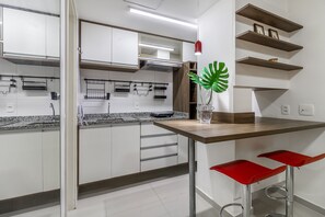 Réfrigérateur, micro-ondes, plaque de cuisson, cafetiÚre/bouilloire