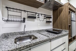 Kühlschrank, Mikrowelle, Wasserkocher mit Kaffee-/Teezubehör, Toaster