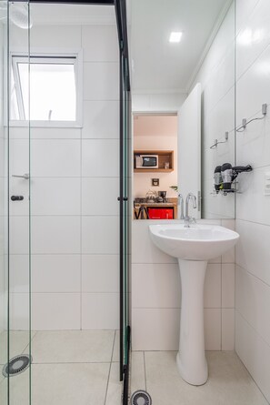 Shower, hair dryer, towels