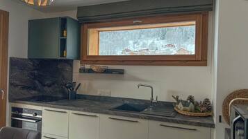 Een oven, een koffiezetapparaat/waterkoker, een broodrooster