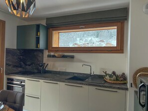 Een oven, een koffiezetapparaat/waterkoker, een broodrooster