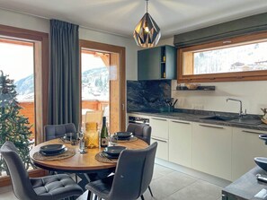 Four, cafetière/bouilloire, grille-pain