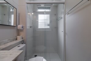 Dusche, Haartrockner, Handtücher