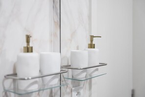 Doccia, asciugacapelli, asciugamani, sapone