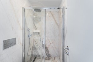Dusche, Haartrockner, Handtücher, Seife