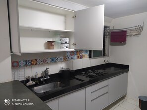 Fridge, microwave, oven, stovetop - Apartamento Completo e Super Funcional com Tudo que Você Precisa (Recreio São Judas Tadeu São Carlos)