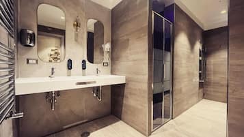 Basic Quadruple Room | Bathroom