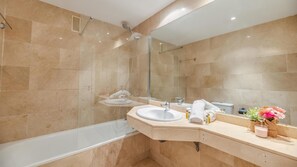 Dusche, Haartrockner, Handtücher
