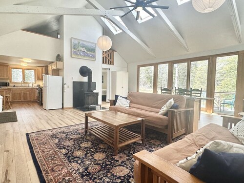 1 BR Home in Quiet Wooded Area in BH! [Art Studio]