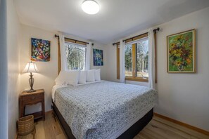 2 chambres, bureau, fer et planche à repasser, lit parapluie