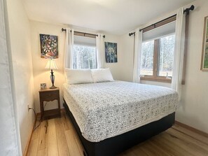 2 bedrooms, desk, iron/ironing board, WiFi