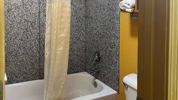 Bañera con ducha, toallas