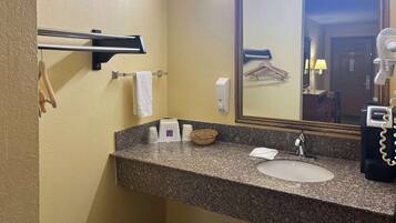 Tina con regadera y toallas