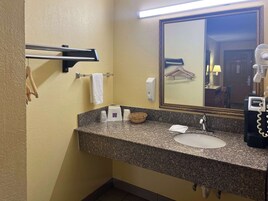 Bañera con ducha, toallas