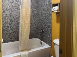 Bañera con ducha, toallas