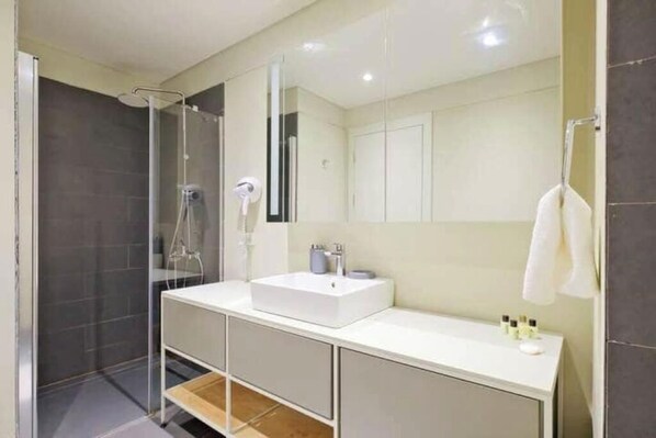 Secador de pelo, bidet, toallas, jabón
