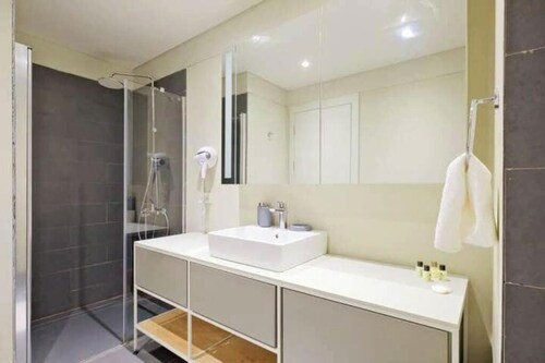 Orion - Modern 2BD Apt w/ City View Pool & Parking