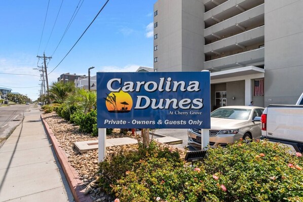Un panneau indiquant « Carolina Dunes », précisant qu’il s’agit d’une propriété privée réservée aux propriétaires et à leurs invités.