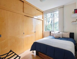 3 slaapkamers, een strijkplank/strijkijzer, reisbedje, wifi