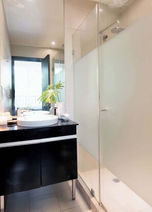 Douche, séchoir à cheveux, serviettes fournies