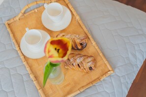 A tray with two cups and a pastry on a wooden surface. - Filanda - Best Lakefront in Como (Como)