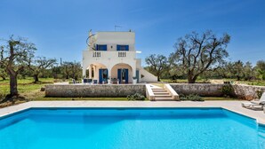 A modern villa with a swimming pool, stone walls, and a clear blue sky. - 3880 Villa Sierri by Perle di Puglia (Carovigno)