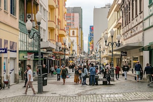 Vivace scena di strada con pedoni, negozi e edifici.