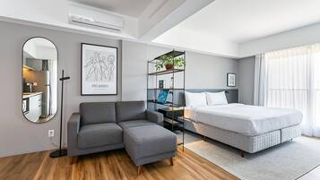 Estudio Deluxe | Escritorio, cortinas blackout y insonorización