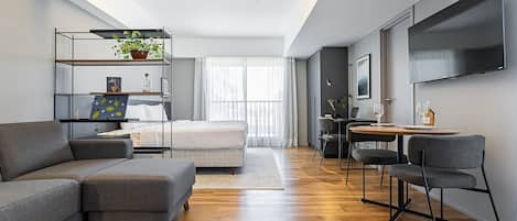 Schreibtisch, Verdunkelungsvorhänge, schallisolierte Zimmer