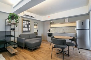 Fridge, microwave, stovetop, cookware/dishes/utensils