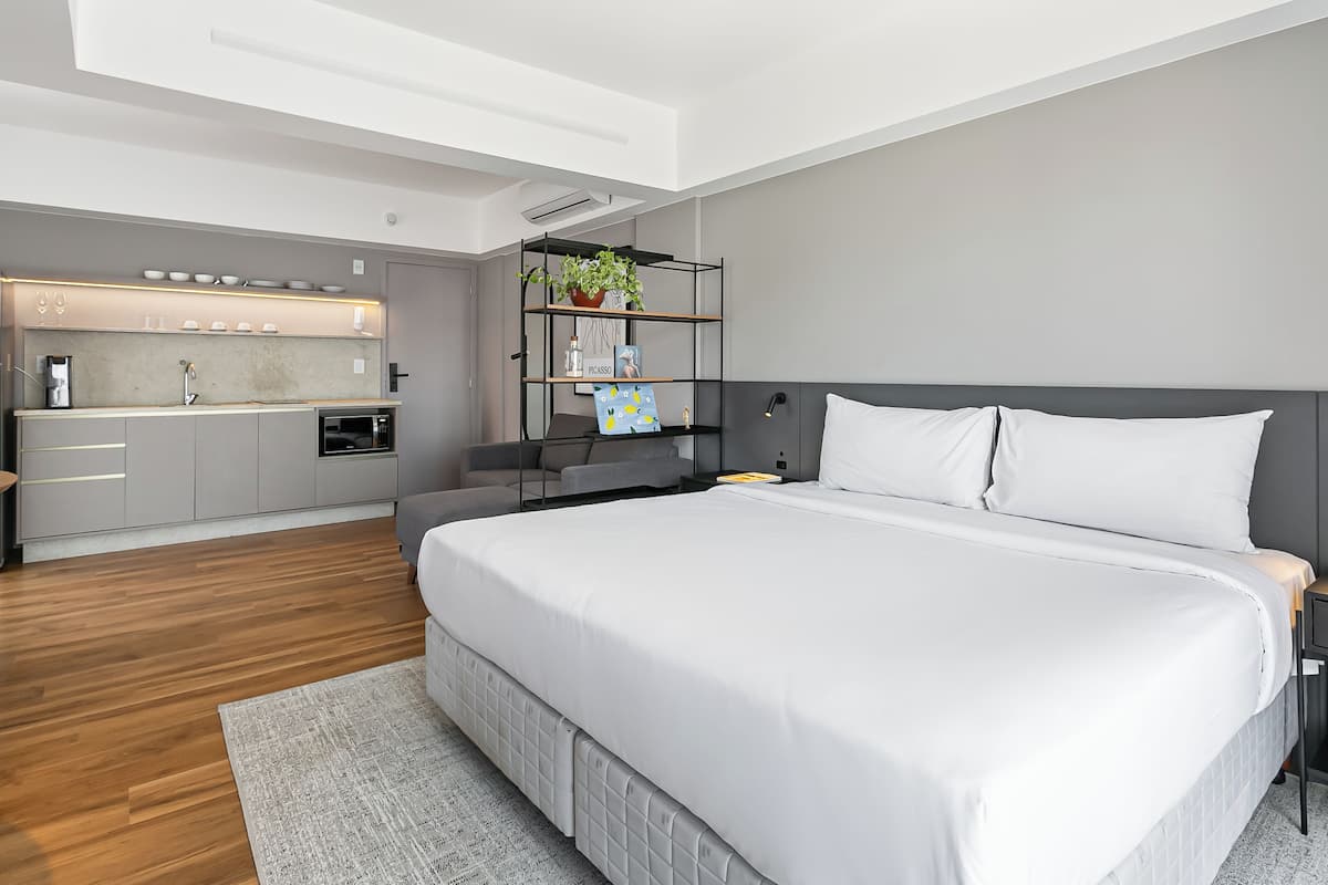 1 bedroom, desk, blackout drapes, soundproofing